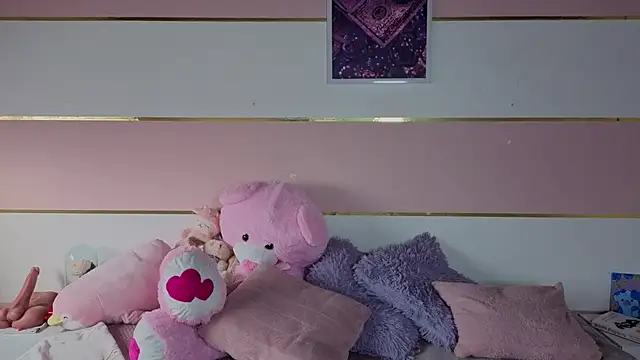 Charlotte  Miller online show from November 18, 2025, 11:57 am