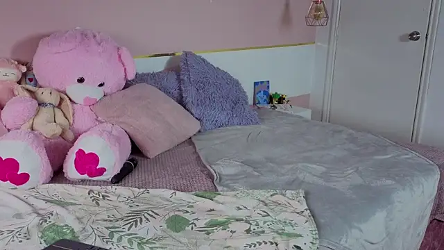 Charlotte  Miller online show from November 17, 2025, 12:20 pm