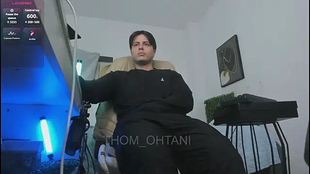 Snapshot of Thom_Ohtani chatting on May 20, 2026, 11:35 pm Thom Ohtani online show from May 20, 2026, 11:35 pm