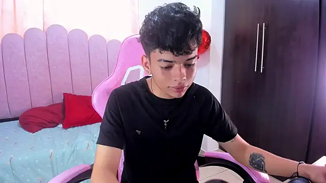 Snapshot of angelyoung18 chatting on March 6, 2025, 7:43 pm angelyoung18 online show from March 6, 2025, 7:43 pm