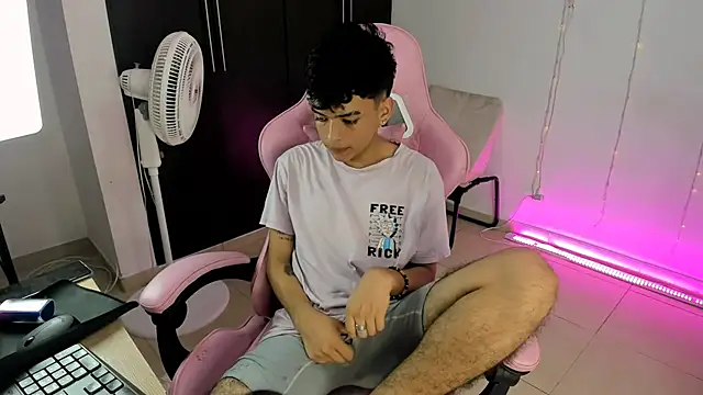 Snapshot of angelyoung18 chatting on February 1, 2025, 12:18 am angelyoung18 online show from February 1, 2025, 12:18 am