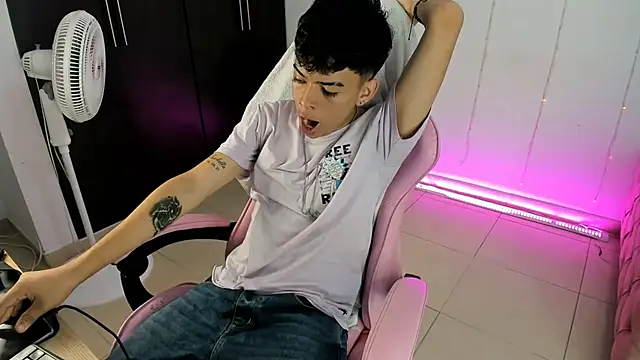 Snapshot of angelyoung18 chatting on January 31, 2025, 6:14 pm angelyoung18 online show from January 31, 2025, 6:14 pm