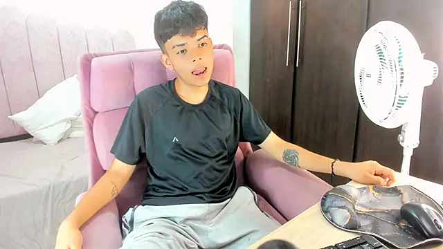 Snapshot of angelyoung18 chatting on March 20, 2025, 7:57 pm angelyoung18 online show from March 20, 2025, 7:57 pm