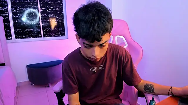 Snapshot of angelyoung18 chatting on March 1, 2025, 6:43 pm angelyoung18 online show from March 1, 2025, 6:43 pm