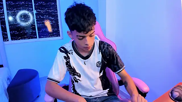 Snapshot of angelyoung18 chatting on February 21, 2025, 7:32 pm angelyoung18 online show from February 21, 2025, 7:32 pm