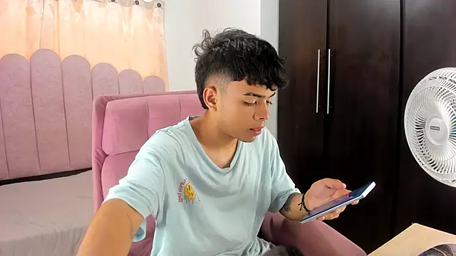 Snapshot of angelyoung18 chatting on March 19, 2025, 7:38 pm angelyoung18 online show from March 19, 2025, 7:38 pm