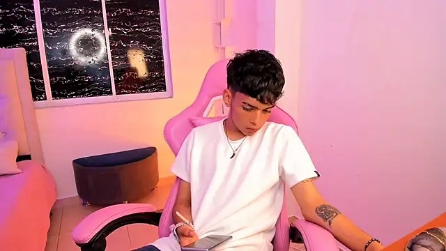 Snapshot of angelyoung18 chatting on February 25, 2025, 7:49 pm angelyoung18 online show from February 25, 2025, 7:49 pm