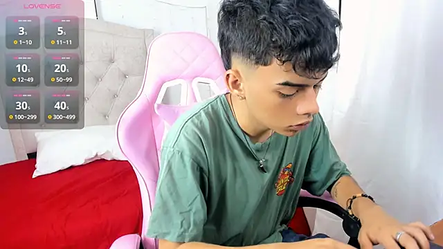 Snapshot of angelyoung18 chatting on January 26, 2025, 1:04 pm angelyoung18 online show from January 26, 2025, 1:04 pm