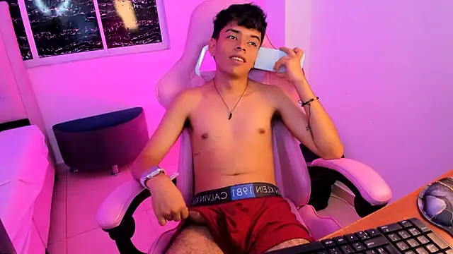 Snapshot of angelyoung18 chatting on February 11, 2025, 10:39 pm angelyoung18 online show from February 11, 2025, 10:39 pm