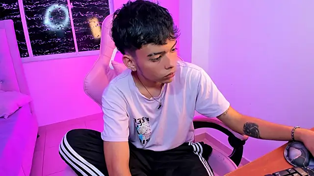 Snapshot of angelyoung18 chatting on February 24, 2025, 7:41 pm angelyoung18 online show from February 24, 2025, 7:41 pm