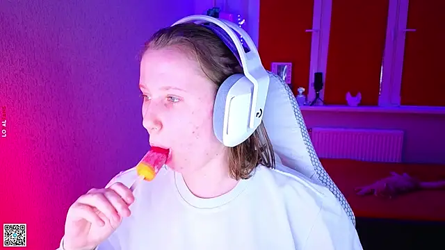 mon lola online show from November 10, 2025, 2:55 pm