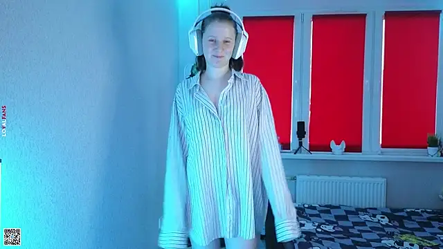 mon lola online show from October 8, 2025, 2:07 pm