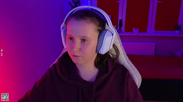 mon lola online show from October 24, 2025, 3:33 pm