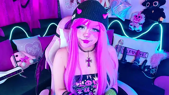 LaytonBox online show from September 14, 2025, 1:33 pm