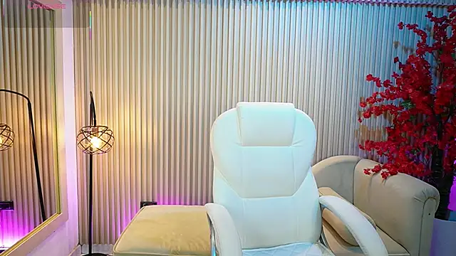 Emma Walkerr  online show from September 18, 2025, 7:06 pm