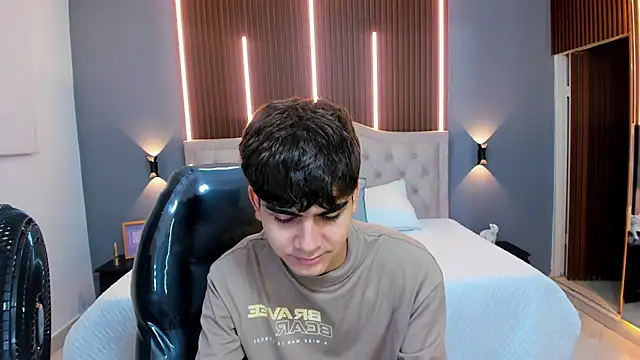 Tommy18   online show from September 16, 2025, 3:29 am