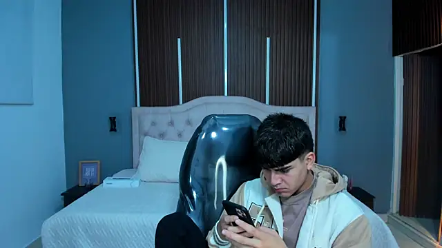 Tommy18   online show from October 9, 2025, 3:29 am