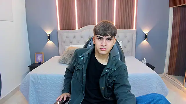 Tommy18   online show from October 5, 2025, 3:41 am