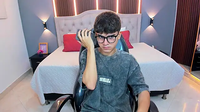 Tommy18   online show from May 5, 2026, 3:42 am