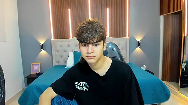 Tommy18   online show from September 23, 2025, 3:24 am