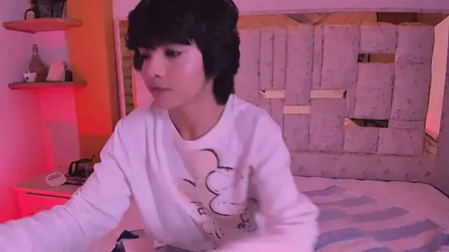 AllanYong18 online show from March 23, 2025, 5:10 am