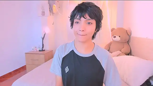 AllanYong18 online show from September 27, 2025, 1:06 pm