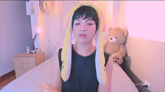 AllanYong18 online show from October 15, 2025, 4:33 am