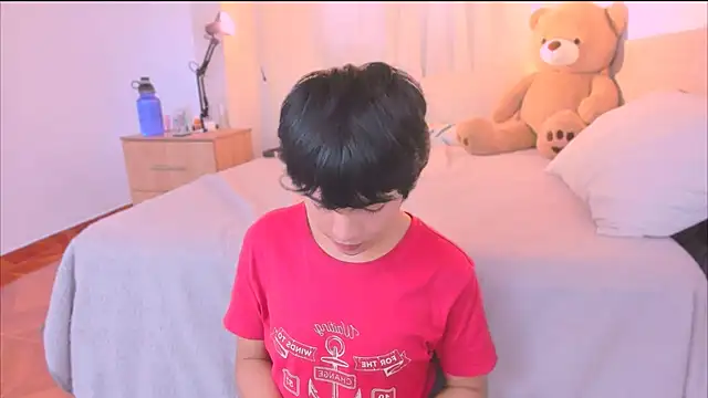 AllanYong18 online show from October 5, 2025, 1:46 pm