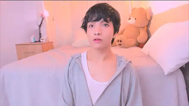 AllanYong18 online show from October 28, 2025, 12:48 pm