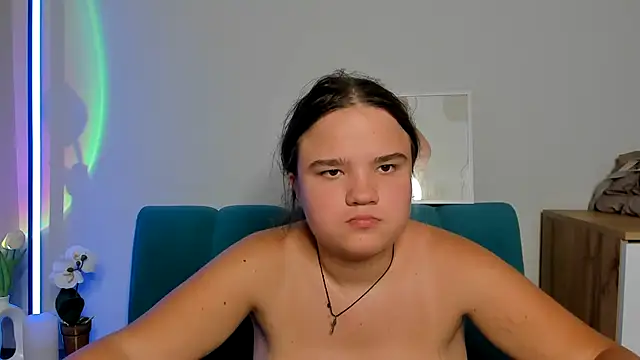 AdeleCruz online show from October 3, 2025, 12:17 pm