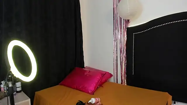 Cleo Hott online show from September 26, 2025, 7:48 am