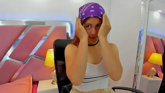 Snapshot of MiaQueen021 chatting on November 18, 2025, 1:14 pm MiaQueen021 online show from November 18, 2025, 1:14 pm