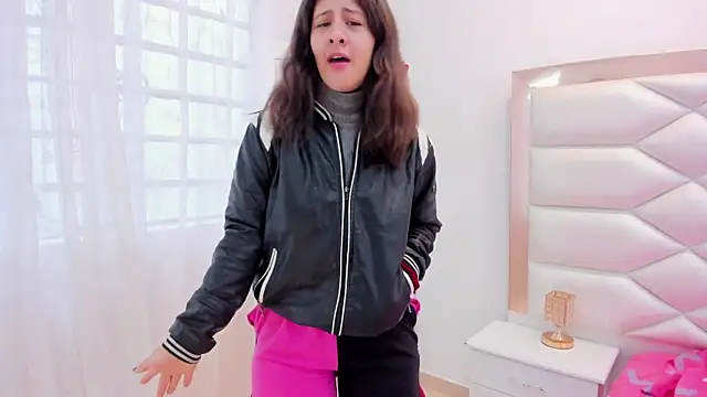 Snapshot of MiaQueen021 chatting on March 5, 2025, 12:33 pm MiaQueen021 online show from March 5, 2025, 12:33 pm