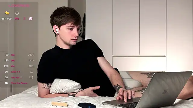 Snapshot of Calvin_Polanski chatting on February 12, 2026, 5:40 am Calvin Polanski online show from February 12, 2026, 5:40 am