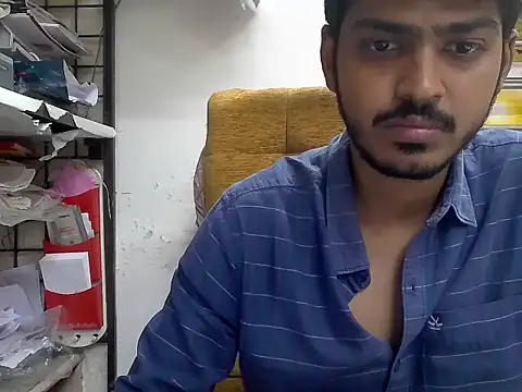 cute modell online show from November 5, 2025, 2:20 pm