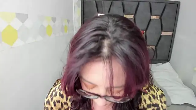 Victoria Adamns online show from September 27, 2025, 12:00 pm