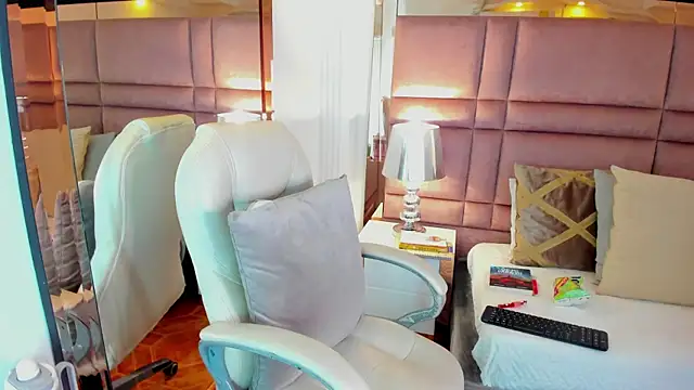 LuciaWallace online show from October 3, 2025, 2:04 am