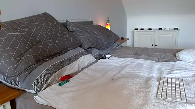 juicybonewar77 online show from February 3, 2025, 10:47 am