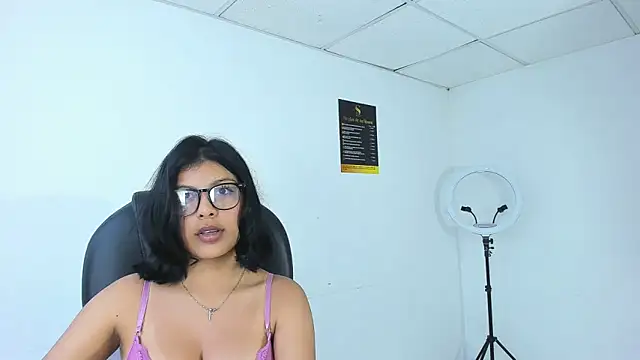 Salmaportman69 online show from October 17, 2025, 3:32 am