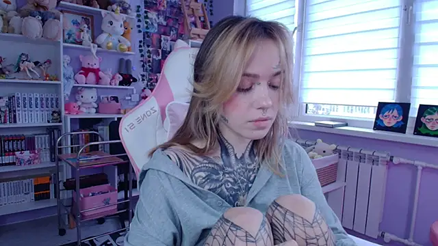 Snapshot of Catharsisi chatting on October 5, 2025, 1:35 pm Catharsisi online show from October 5, 2025, 1:35 pm