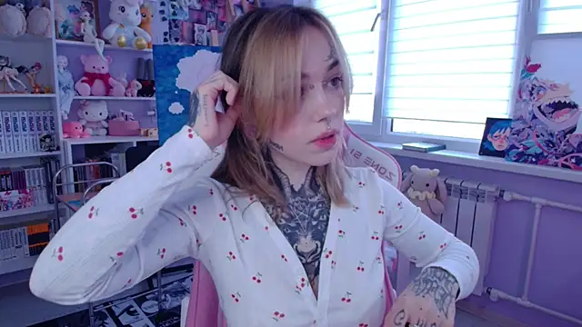 Snapshot of Catharsisi chatting on October 1, 2025, 1:26 pm Catharsisi online show from October 1, 2025, 1:26 pm