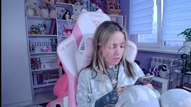 Snapshot of Catharsisi chatting on December 1, 2025, 12:17 pm Catharsisi online show from December 1, 2025, 12:17 pm