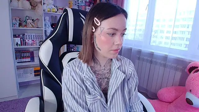 Snapshot of Catharsisi chatting on March 7, 2025, 3:28 pm Catharsisi online show from March 7, 2025, 3:28 pm