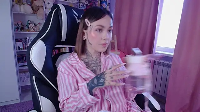 Snapshot of Catharsisi chatting on February 21, 2025, 1:55 pm Catharsisi online show from February 21, 2025, 1:55 pm