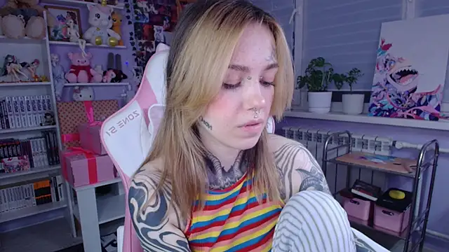 Snapshot of Catharsisi chatting on November 2, 2025, 2:33 pm Catharsisi online show from November 2, 2025, 2:33 pm