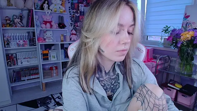 Snapshot of Catharsisi chatting on November 14, 2025, 1:37 pm Catharsisi online show from November 14, 2025, 1:37 pm