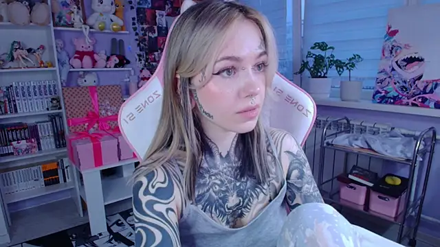 Snapshot of Catharsisi chatting on November 7, 2025, 1:26 pm Catharsisi online show from November 7, 2025, 1:26 pm