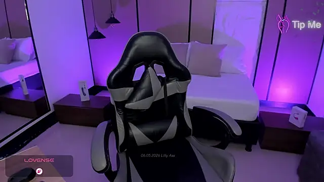 lilly ass  online show from May 6, 2026, 1:04 pm
