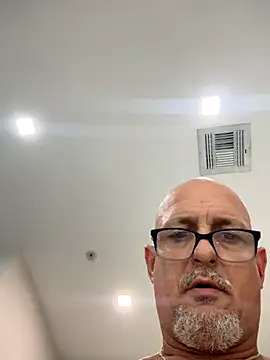 carlospingalinda online show from November 19, 2025, 2:22 am