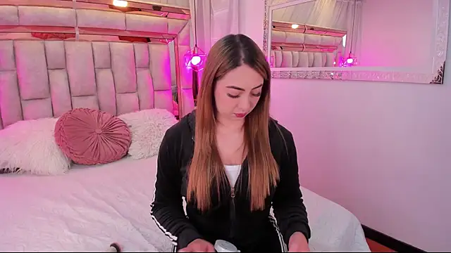 Katalina Evans online show from October 3, 2025, 11:12 am